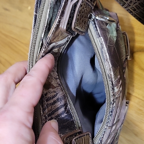 Realtree camo 9 pocket shoulder purse with adjustable strap - Picture 4 of 16